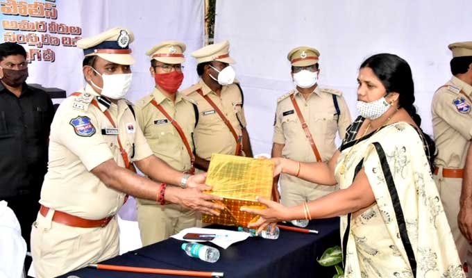 CP Satyanarayana presented mementos to the families of the martyrs