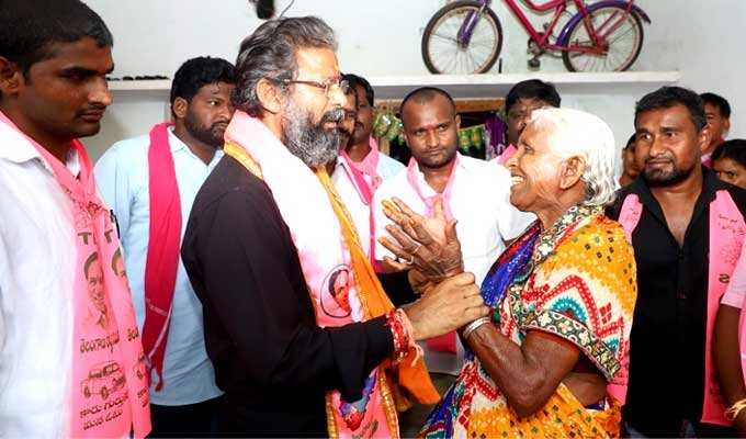 old woman declaring full confidence to TRS